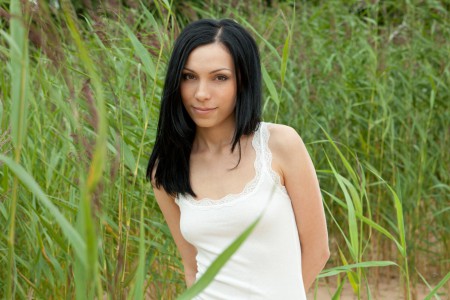 Сексуальная малышка Lily Nubiles позирует на природе и показывает невероятно чисто выбритую киску