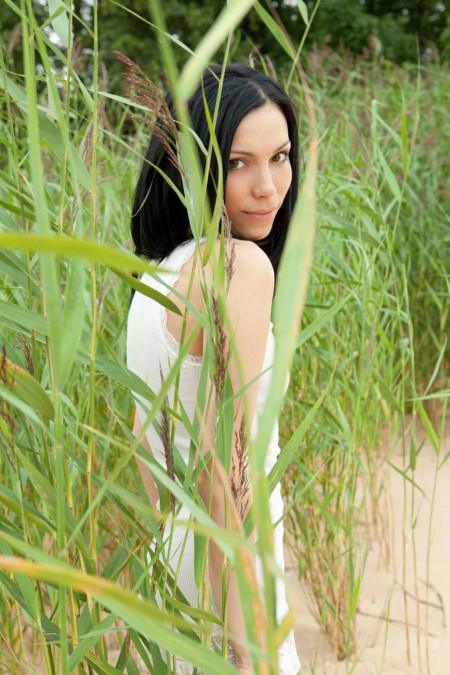 Брюнетка Lily Nubiles демонстрирует свои торчащие сиськи и бритую киску