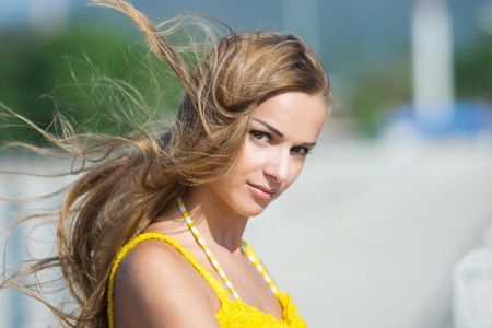 Горячая милашка Lizel A сняла с себя платье и показала натуральные сиськи и бритую киску на улице