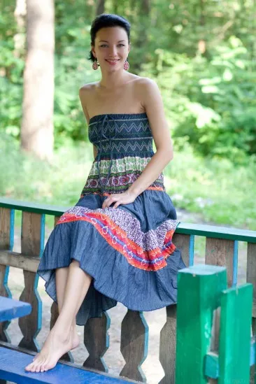 Элегантная и милая брюнетка Loreen A показывает свою идеальную натуральную грудь