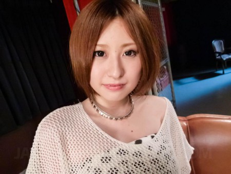 Похотливую азиатку Ruri Haruka трахают пальцами и членом в горячую киску