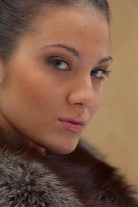 Детка с невероятными бритыми дырочками Penelope D показывает себя со всех сторон