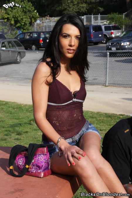 Похотливая цыпочка Lou Charmelle обожает анальный секс с этими черными парнями и их смычки