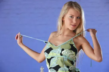 Развратная блондинка Barbara D шалит, показывая свое обнаженное тело во всех подробностях