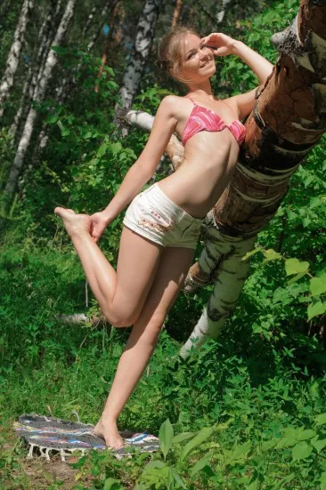 Милая блондинка-подросток Bridgit A снимает одежду в лесу и показывает нам свою киску