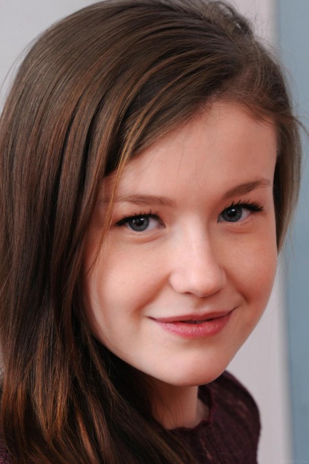 Похотливая девушка-подросток Emily Bloom с идеально выбритой киской