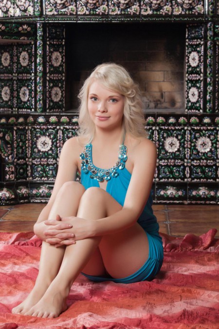 Милая блондинка Feeona A снимает синее платье и показывает бритую киску