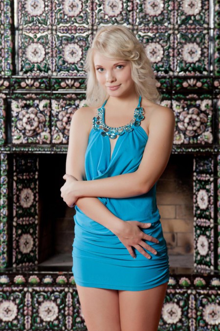 Деликатная блондинка-подросток Feeona A дразнит нас своим идеальным, бледным телом