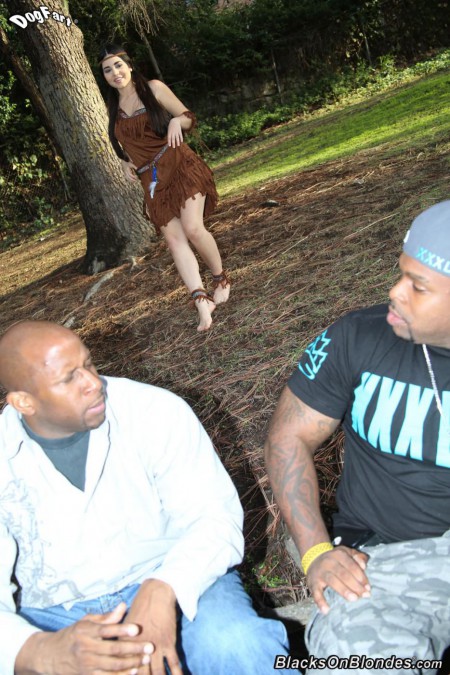 Черный твердый хер проникает в рот и в попку очень возбужденной шлюшки - Nadine Sage