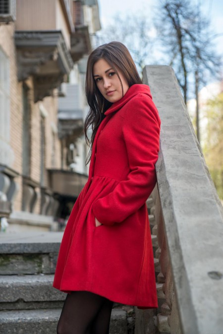 Милая куколка-брюнетка Lilian A эротично демонстрирует горячую стрижку на сладкой киске