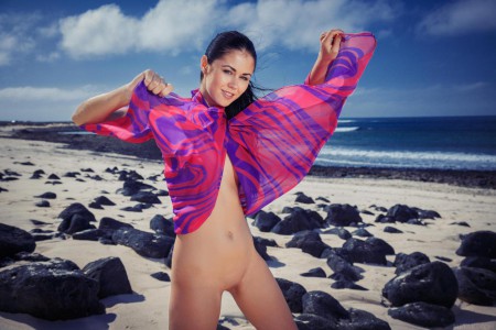 Дикая и роскошная брюнетка Macy B позирует на природе и показывает свое тело на пляже