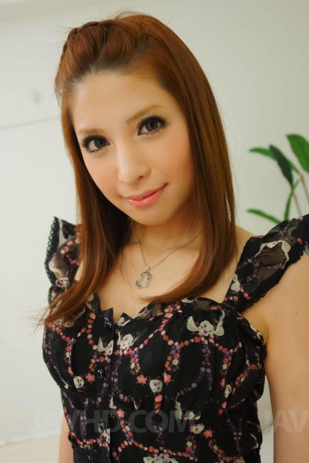 Очаровательная азиатка Tsubasa Aihara играет со своими маленькими титьками и получает член в киску