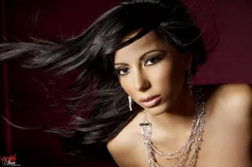 Элегантная латина с формами Lela Star показывает себя в этой эротической галерее