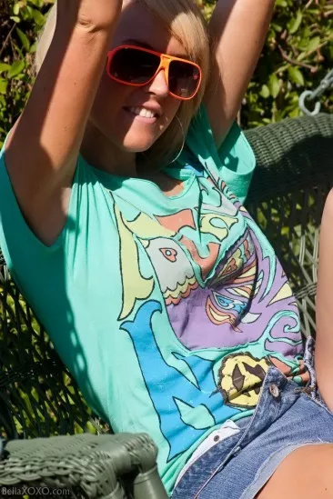 Развратная блондинка Nikki Anne раздевается на улице и показывает свое подтянутое тело и маленькие сиськи