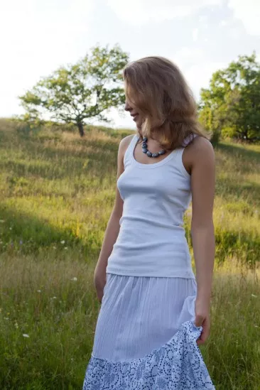 Самая красивая девушка в мире Nikia A позирует на улице, снимая топ и юбку