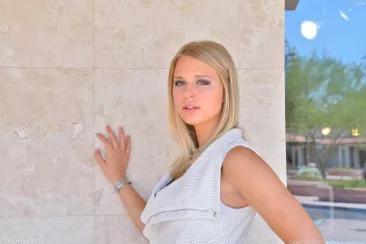 Похотливая блондинка Lacey Johnson показывает синие стринги и грудь на улице