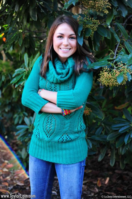 Милая брюнетка в узких джинсах Taylor Lain развлекается на природе