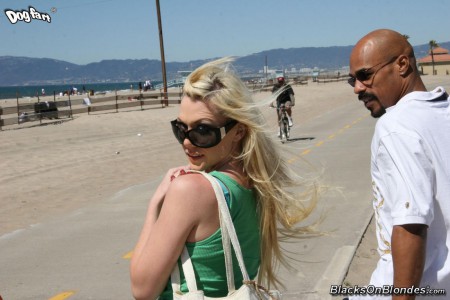 Блондинка Samantha Sin трахается с черным парнем и принимает сперму на лицо