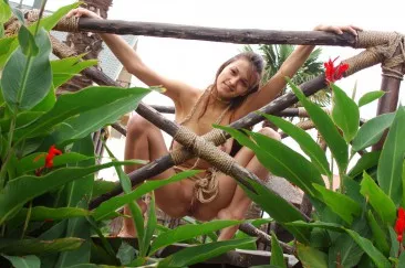 Сексуальная брюнетка-подросток с полной грудью и узкой киской Sofi A позирует на природе