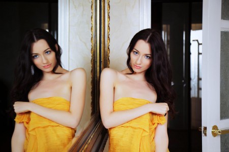 Милая и стройная брюнетка Zsanett Tormay показывает маленькую грудь и шелковистую киску