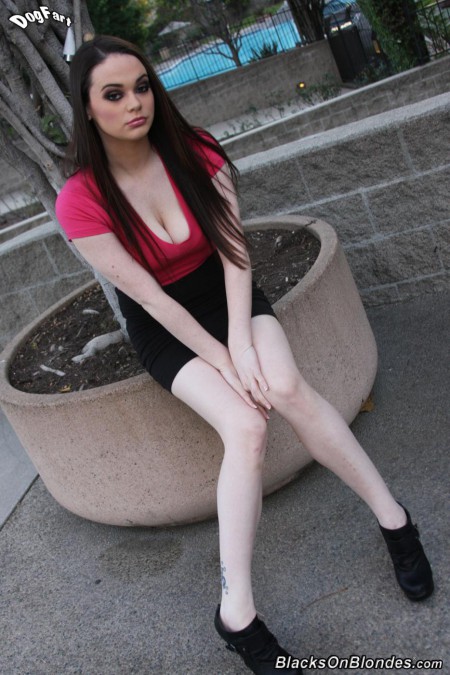 Tessa Lane - соблазнительная малышка и она любит ощущать черный член внутри своей узкой дырки