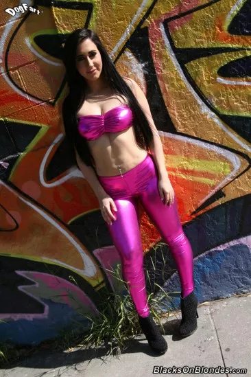 Шлюхастая брюнетка в сеточке Valerie Kay отдается негру