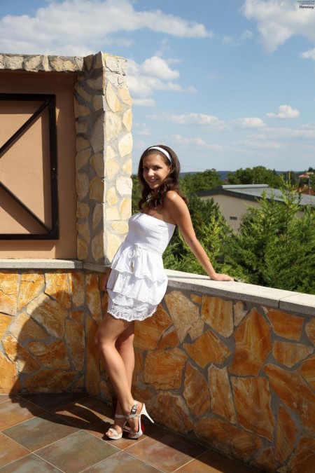 Брюнетка с полной грудью Alina Henessy раздевается, писает и трахает киску дилдо