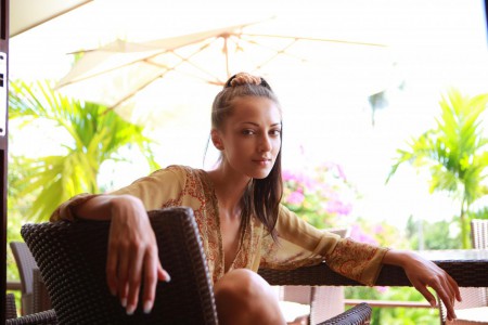 Ослепительная брюнетка Anna Aj остается абсолютно без одежды, но на высоких каблуках и в голубом ожерелье