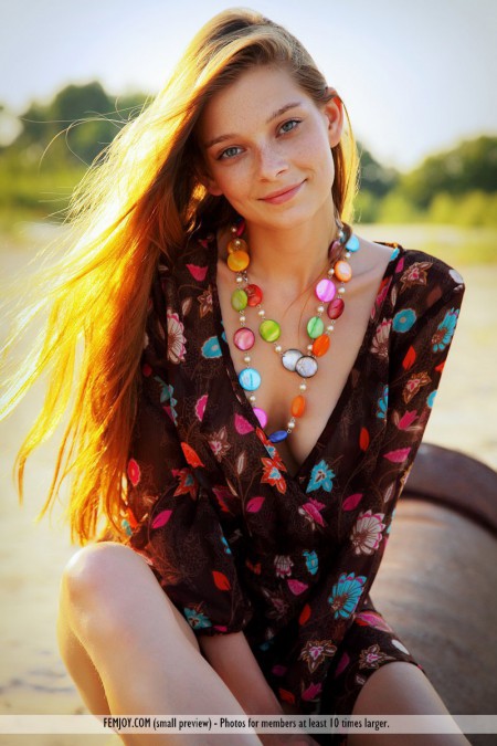 Милая малышка Indiana A позирует и показывает свое прекрасное молодое тело