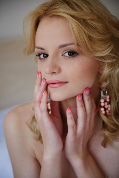 Элегантная блондинка с темными глазами Edita Recna позирует обнаженной в спальне и дразнит нас