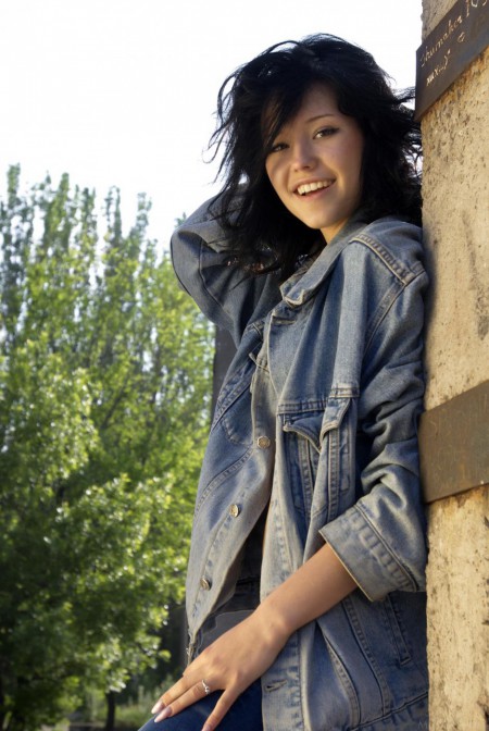 Негодная куколка-брюнетка Eleonora B раздевается и развлекается на природе, льет воду на свое обнаженное тело