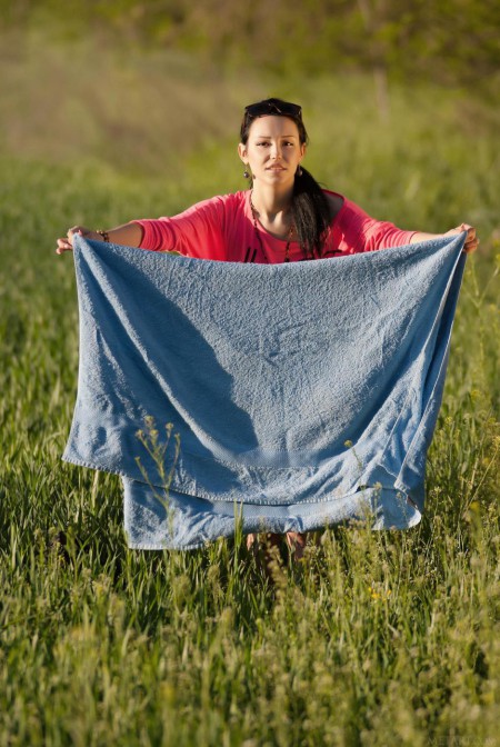 Стройная брюнетка Eleonora B раздевается и поливает водой свое соблазнительное голое тело