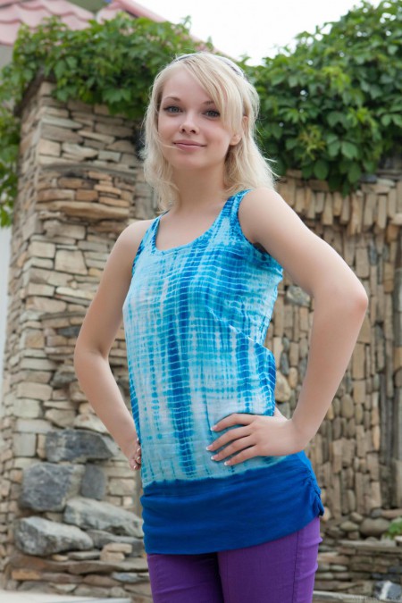 Горячая блондинка Feeona A охлаждает свое красивое тело в океане и дразнит нас