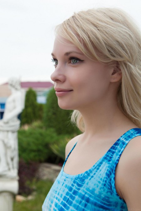 Ангельская блондинка Feeona A снимает одежду и показывает формы на волнах