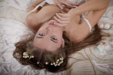 Божественная блондинка Milena D позирует в белом корсете и горячих чулках на кровати