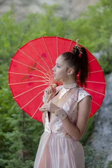 Милая рыжая детка Red Fox позирует на природе и избавляется от своего винтажного наряда