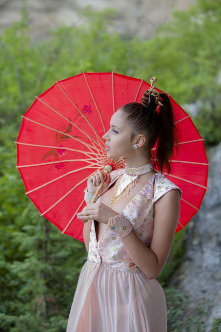 Милая рыжая детка Red Fox позирует на природе и избавляется от своего винтажного наряда