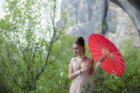 Рыжая конфетка Red Fox гуляет на природе и снимает одежду прямо там