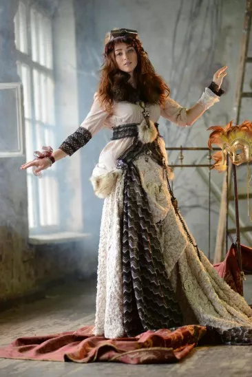 Ruzanna A - развратная рыжая сучка, которая любит раздеваться на улице