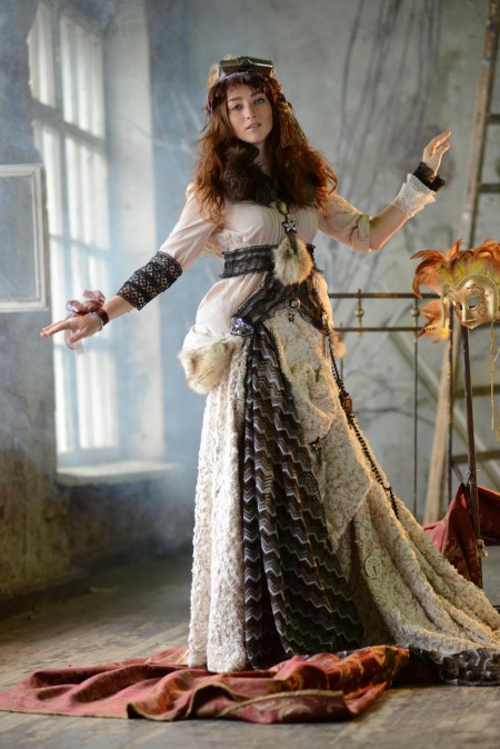 Ruzanna A - развратная рыжая сучка, которая любит раздеваться на улице