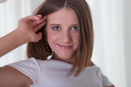 Горячая брюнетка Talinka A крупным планом показывает свою красивую бритую вагину