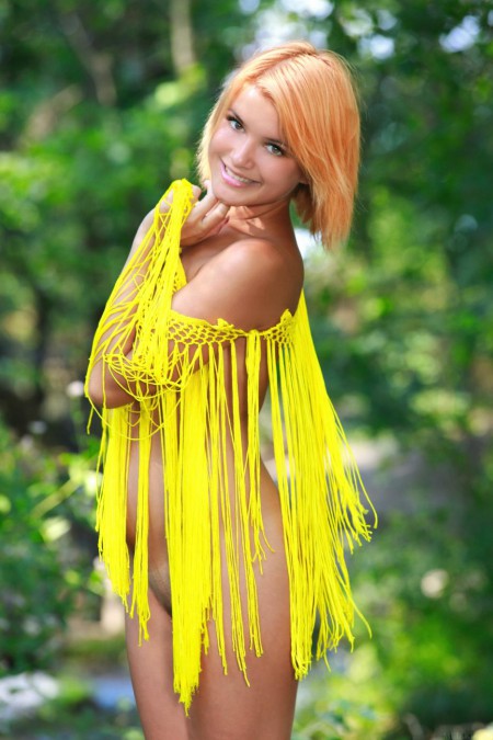 Violla A - настоящая лесная нимфа, она раздевается в лесу и показывает свое превосходное тело