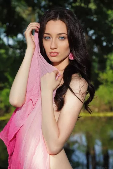 Горячая брюнетка Zsanett Tormay позирует на природе, показывая киску и грудь