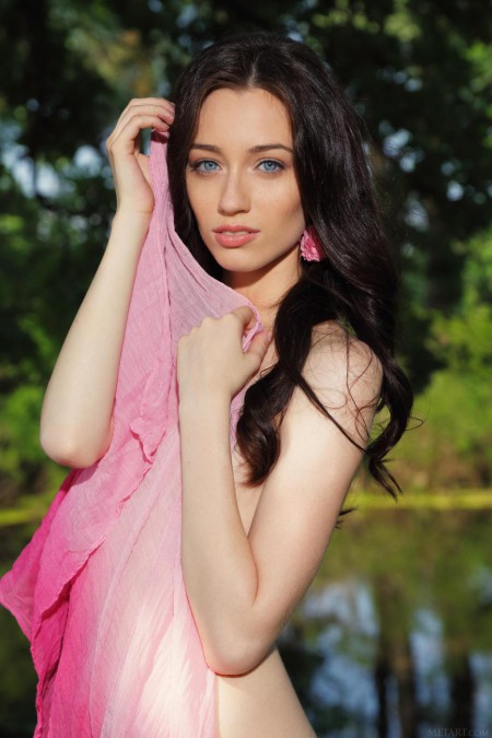 Горячая брюнетка Zsanett Tormay позирует на природе, показывая киску и грудь