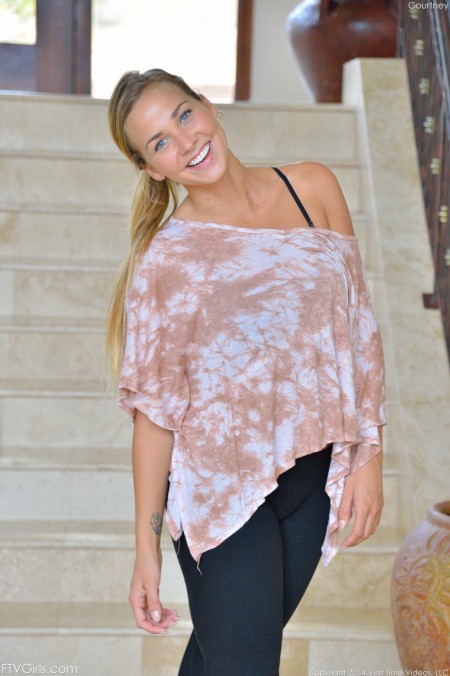 Во время занятий йогой знойная блондинка Courtney Dillon показывает грудь и киску