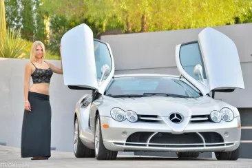 Грудастая блондинка Lacey Johnson возле машины, на улице демонстрирует свои титьки и киску