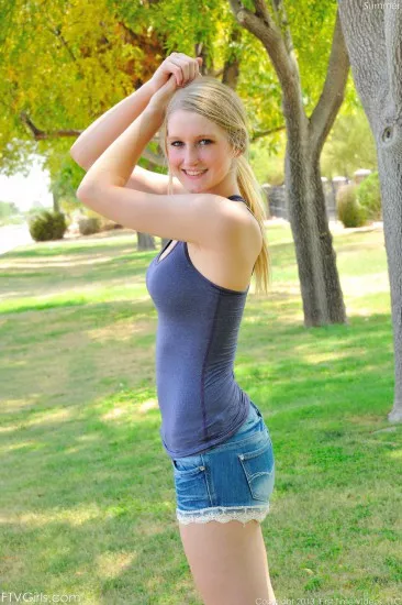 Развратная молоденькая блондинка Summer FTV раздевается и играет с огромным дилдо, вставляя его в свою письку