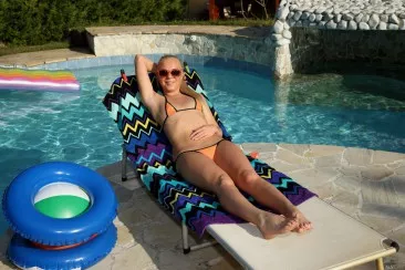 Развратный фистинг Angie Koks и Cayenne Klein у бассейна