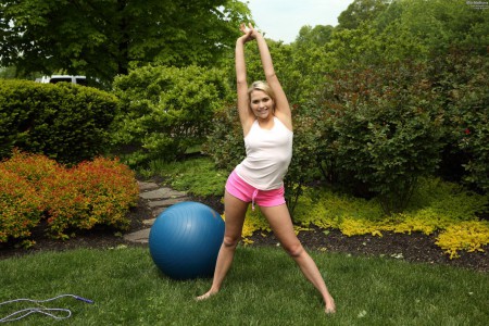 Блондинка Mia Malkova позанималась спортом и разделась, чтобы мастурбировать на свежем воздухе