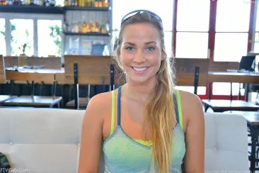 Супер привлекательная блондинка Courtney Dillon показывает на улице чудесные сисечки и попку